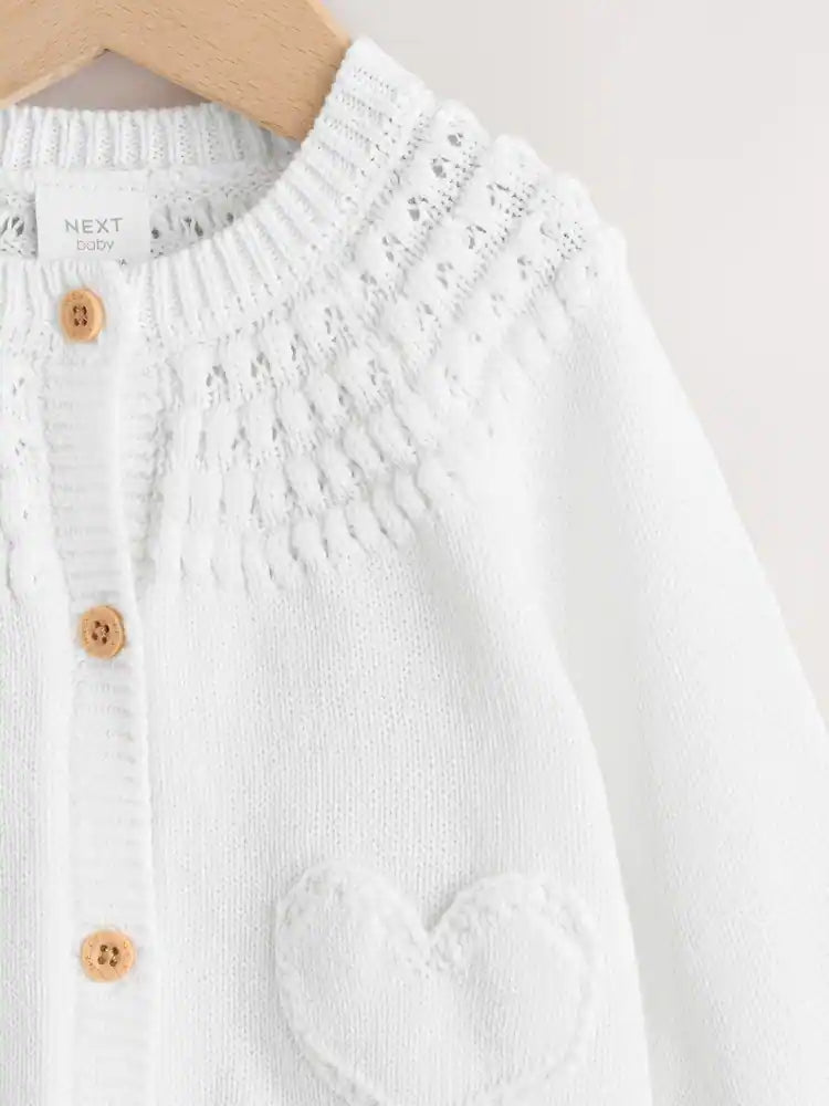 |BabyGirl| Casaquinho Infantil Branco Com Bolso Em Formato De Coração e Fechamento Frontal por botões (0 meses a 2 anos)