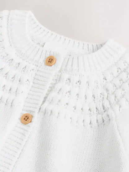 |BabyGirl| Casaquinho Infantil Branco Com Bolso Em Formato De Coração e Fechamento Frontal por botões (0 meses a 2 anos)