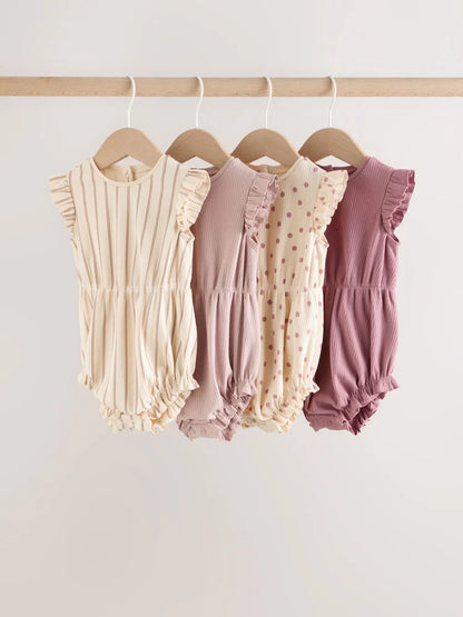 |BabyGirl| Conjunto Com 4 Macacões De Bebê Rosa com Estampa De Bolinhas e Listras Em Tons de rosa e babados nos ombros.