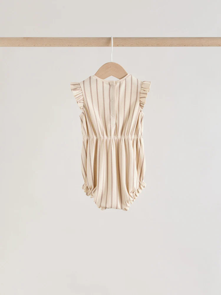 |BabyGirl| Conjunto Com 4 Macacões De Bebê Rosa com Estampa De Bolinhas e Listras Em Tons de rosa e babados nos ombros.