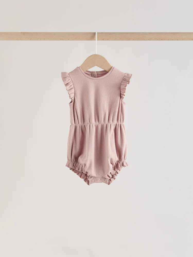 |BabyGirl| Conjunto Com 4 Macacões De Bebê Rosa com Estampa De Bolinhas e Listras Em Tons de rosa e babados nos ombros.