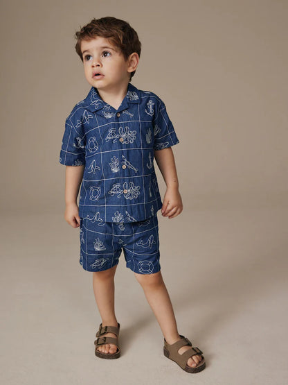 |Boy| Conjunto De Camisa e Shorts De Manga Curta Com Gola Redonda e Bordado De Vida Marinha em jeans azul.