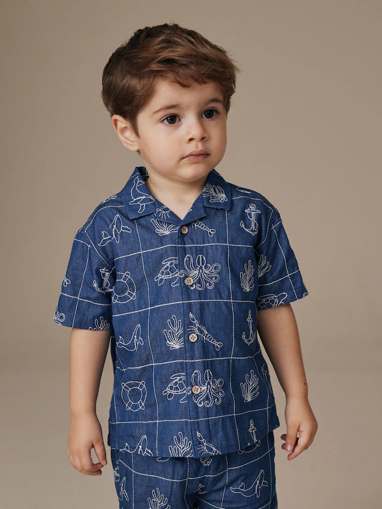 |Boy| Conjunto De Camisa e Shorts De Manga Curta Com Gola Redonda e Bordado De Vida Marinha em jeans azul.