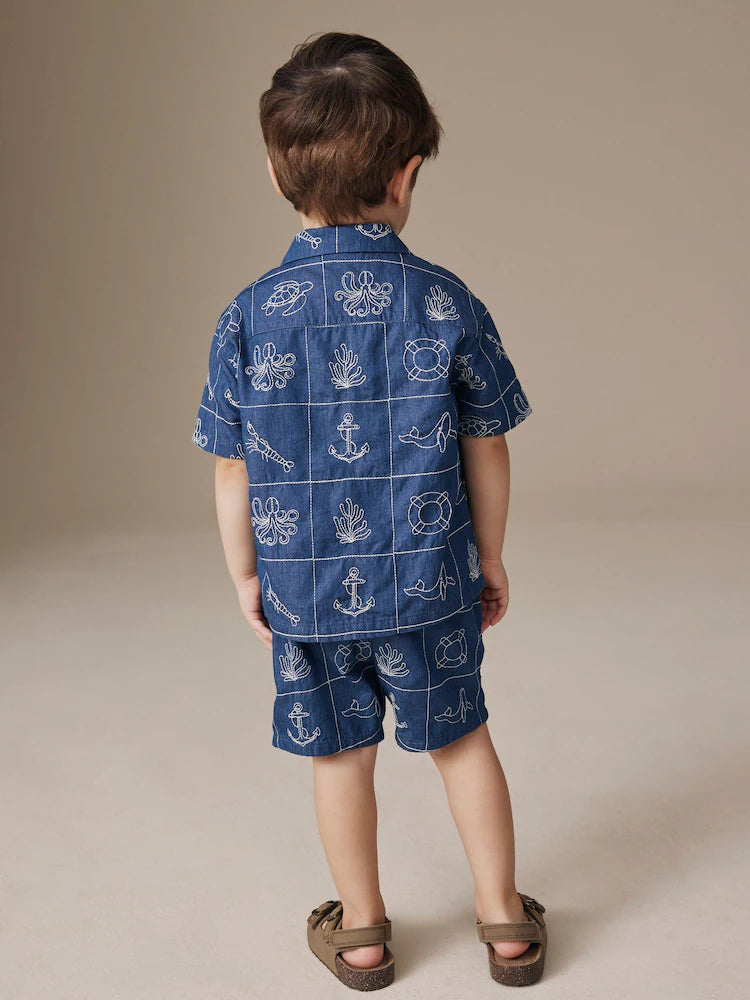 |Boy| Conjunto De Camisa e Shorts De Manga Curta Com Gola Redonda e Bordado De Vida Marinha em jeans azul.