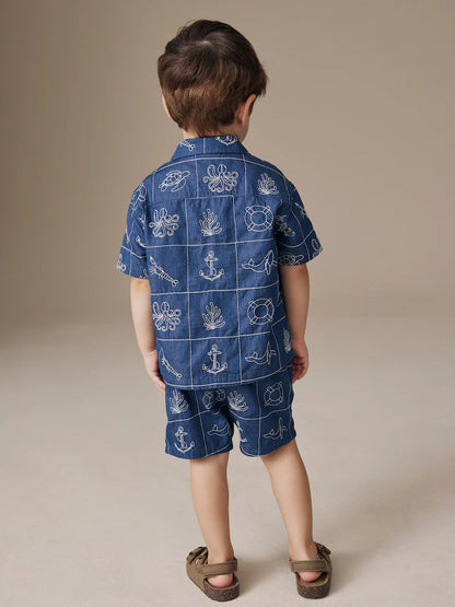 |Boy| Conjunto De Camisa e Shorts De Manga Curta Com Gola Redonda e Bordado De Vida Marinha em jeans azul.