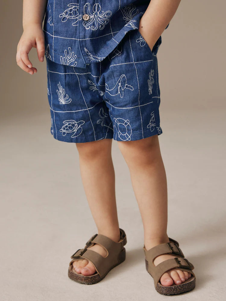 |Boy| Conjunto De Camisa e Shorts De Manga Curta Com Gola Redonda e Bordado De Vida Marinha em jeans azul.