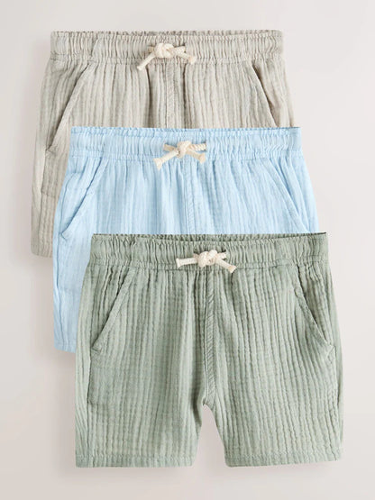 |Boy| Kit com 3 Shorts de Textura Macia (Cores Neutras, Verde-sálvia e Azul-claro) – Modelo de Vestir (3 meses a 7 anos)