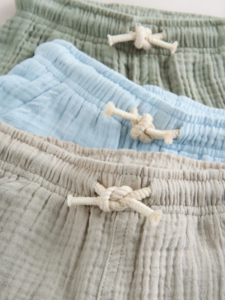 |Boy| Kit com 3 Shorts de Textura Macia (Cores Neutras, Verde-sálvia e Azul-claro) – Modelo de Vestir (3 meses a 7 anos)