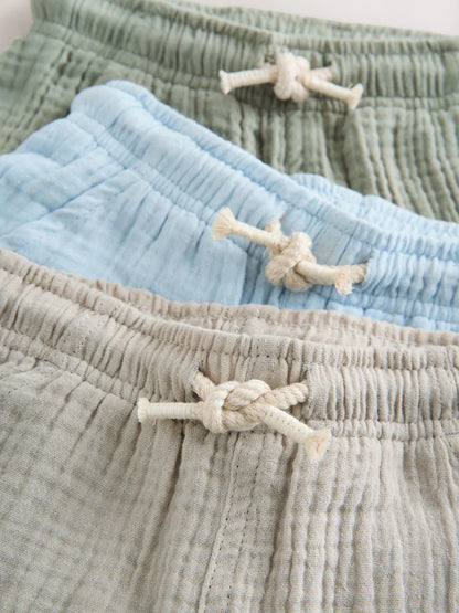 |Boy| Kit com 3 Shorts de Textura Macia (Cores Neutras, Verde-sálvia e Azul-claro) – Modelo de Vestir (3 meses a 7 anos)