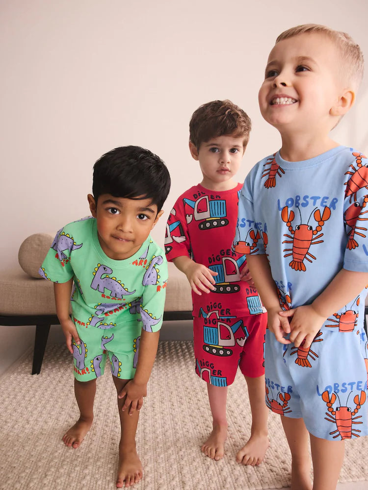 |Boy| Conjunto De 3 Pijamas Curtos Com Estampas Variadas De Dinossauro, Escavadeira e Lagosta nas cores azul, verde e vermelho (tamanhos de 9 meses a 8 anos)