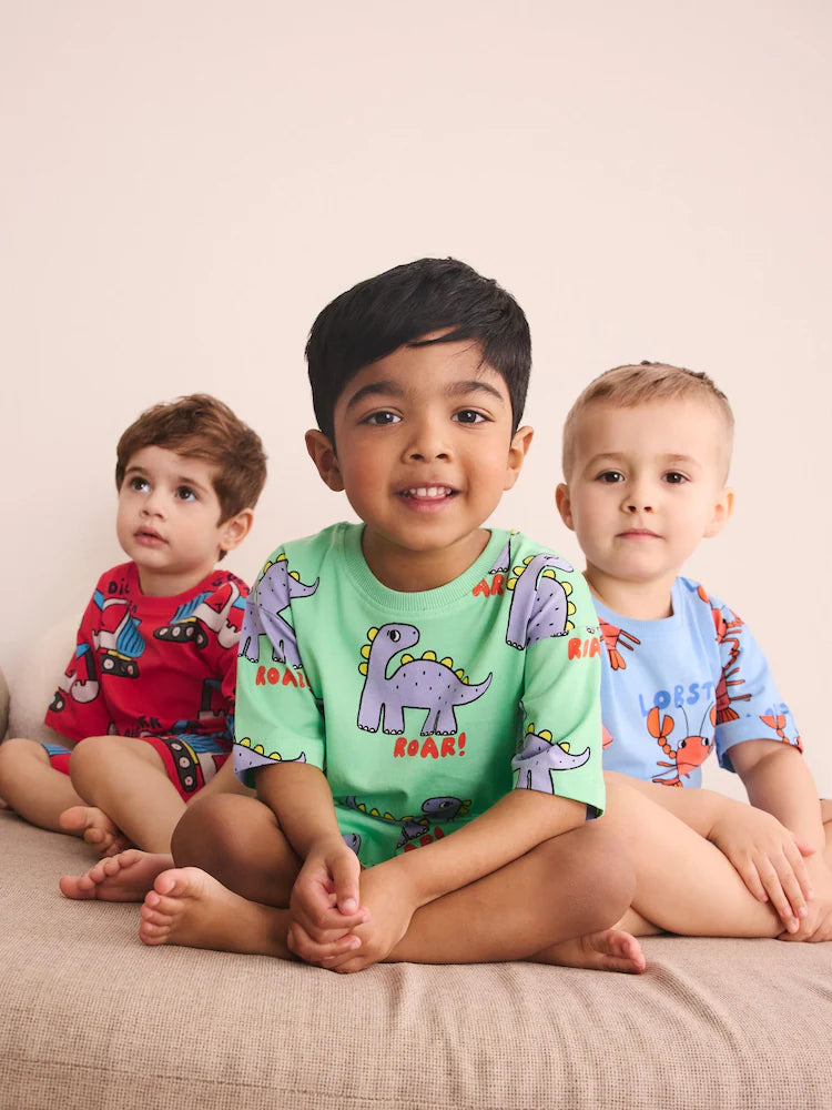 |Boy| Conjunto De 3 Pijamas Curtos Com Estampas Variadas De Dinossauro, Escavadeira e Lagosta nas cores azul, verde e vermelho (tamanhos de 9 meses a 8 anos)