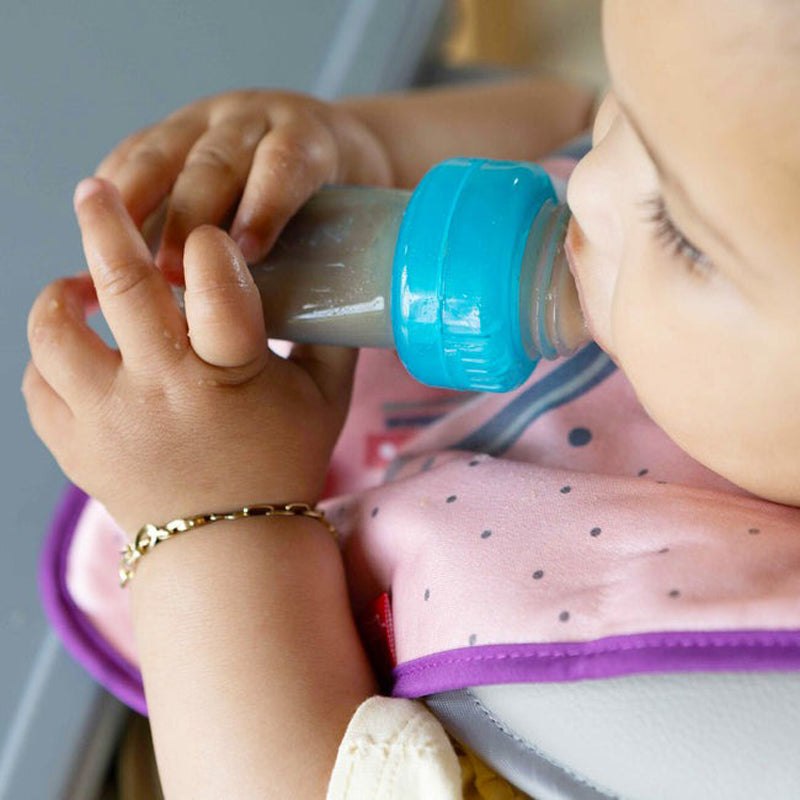Nuby Ez Squeeze Z Alimentação automática. Silicone macio para as mãozinhas apertarem.