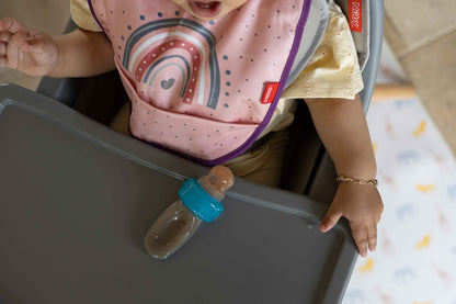 Nuby Ez Squeeze Z Alimentação automática. Silicone macio para as mãozinhas apertarem.
