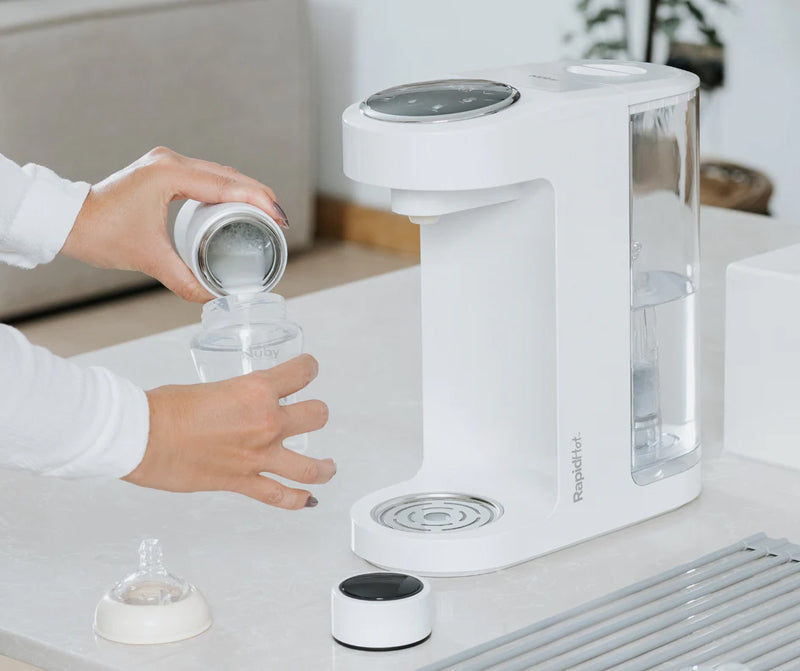 O Nuby Rapid Hot White alimenta-o com água fervente.
