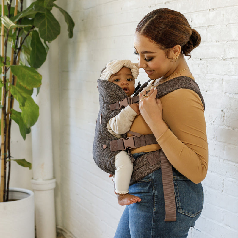 Infantino  Porta-bebês conversível Flip Advanced 4 em 1 com estampa de leopardo