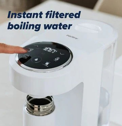 O Nuby Rapid Hot White alimenta-o com água fervente.