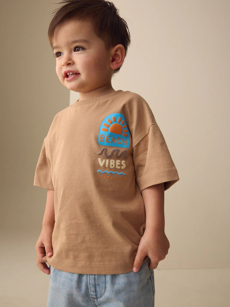 |Boy| Camiseta Marrom Com Estampa Nas Costas e Manga Curta "Vibes de Praia" (3 meses a 7 anos)