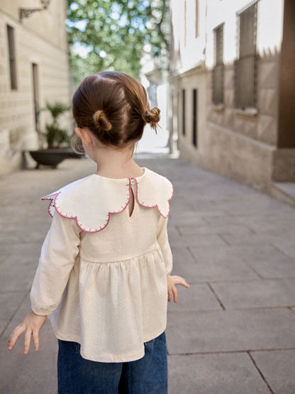 |Girl| Blusa De Gola e Manga Longa Na Cor Creme Com Flores Bordadas (3 meses a 7 anos)