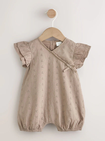 |BabyGirl| Macacão Infantil Marrom Chocolate Com Bordado Inglês (0 meses a 2 anos)