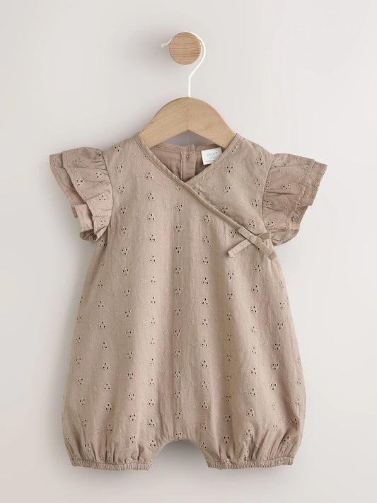 |BabyGirl| Macacão Infantil Marrom Chocolate Com Bordado Inglês (0 meses a 2 anos)