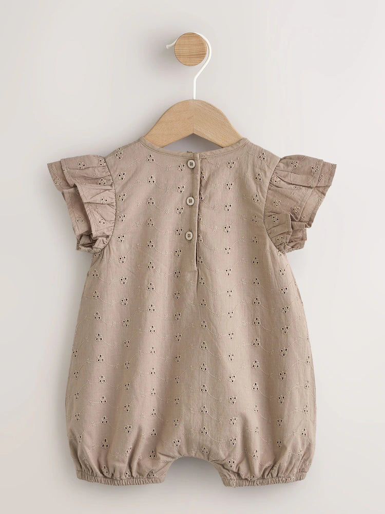 |BabyGirl| Macacão Infantil Marrom Chocolate Com Bordado Inglês (0 meses a 2 anos)