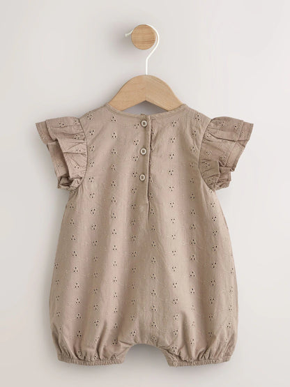 |BabyGirl| Macacão Infantil Marrom Chocolate Com Bordado Inglês (0 meses a 2 anos)