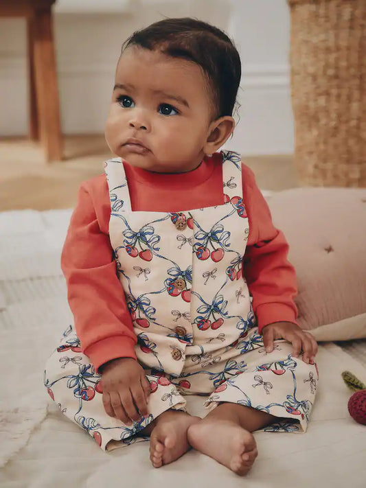 |BabyGirl| Conjunto De 2 Peças: Body De Manga Longa Cor cru Com Estampa De Cerejas e ardineira de tecido (0 meses a 2 anos)