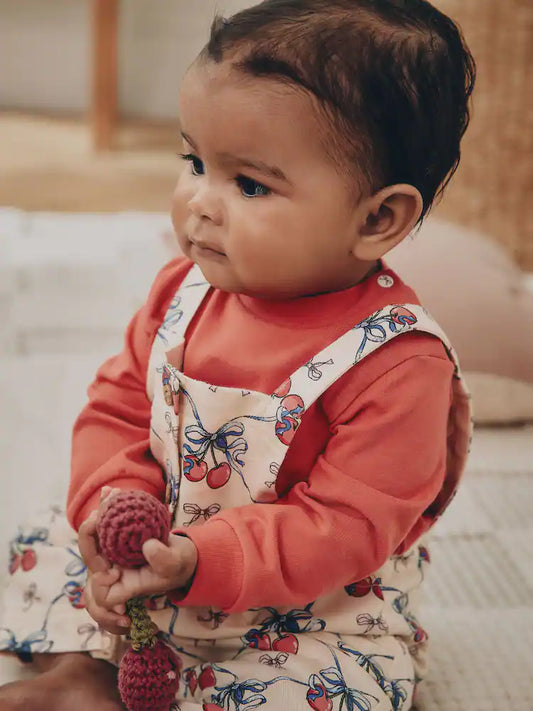 |BabyGirl| Conjunto De 2 Peças: Body De Manga Longa Cor cru Com Estampa De Cerejas e ardineira de tecido (0 meses a 2 anos)