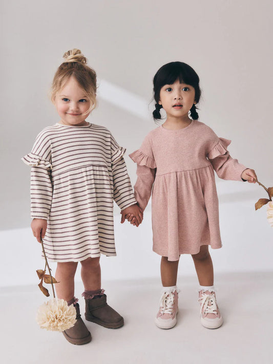|Girl| Kit com 2 Vestidos Canelados de Manga Longa com Babados (Tons Neutros Listrados/Rosa-Claro) – 3 meses a 7 anos