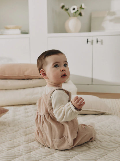 |BabyGirl| Conjunto De 2 Peças: Jardineira De Veludo Cotelê Fino (cor crua) Com Estampa De Coelhinho e Bodies De Manga Longa (0 meses a 2 anos)