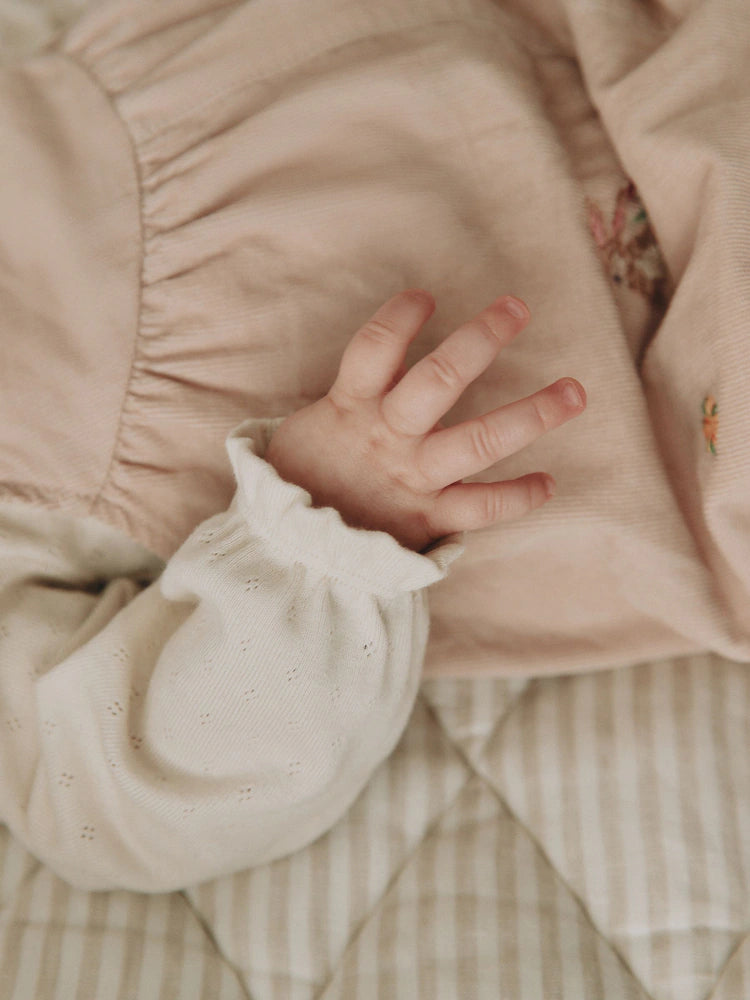 |BabyGirl| Conjunto De 2 Peças: Jardineira De Veludo Cotelê Fino (cor crua) Com Estampa De Coelhinho e Bodies De Manga Longa (0 meses a 2 anos)