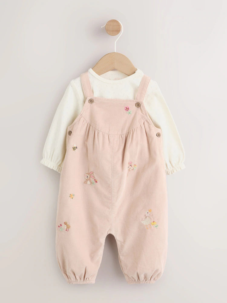 |BabyGirl| Conjunto De 2 Peças: Jardineira De Veludo Cotelê Fino (cor crua) Com Estampa De Coelhinho e Bodies De Manga Longa (0 meses a 2 anos)