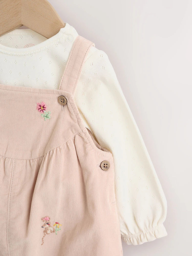 |BabyGirl| Conjunto De 2 Peças: Jardineira De Veludo Cotelê Fino (cor crua) Com Estampa De Coelhinho e Bodies De Manga Longa (0 meses a 2 anos)