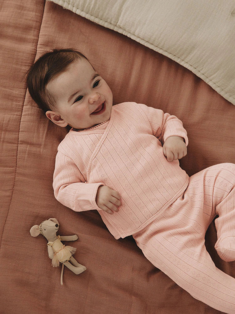 |BabyGirl| Conjunto De Bebê De 3 Peças (0-9 meses) Composto Por Body Rosa Com Detalhes em ponto ajour, leggings e casaquinho