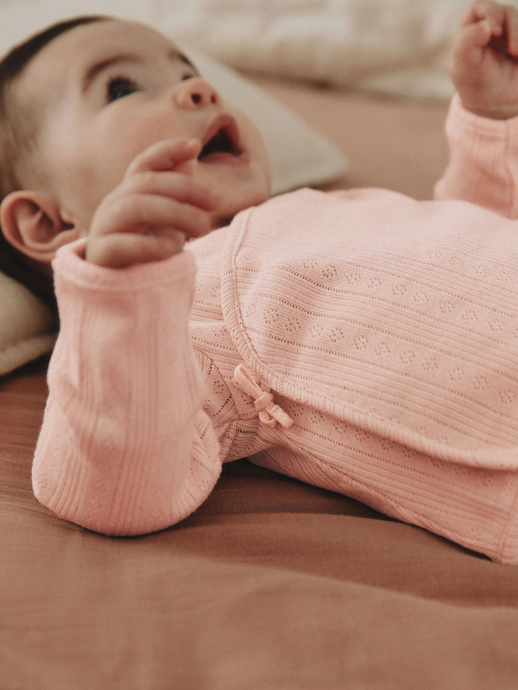 |BabyGirl| Conjunto De Bebê De 3 Peças (0-9 meses) Composto Por Body Rosa Com Detalhes em ponto ajour, leggings e casaquinho