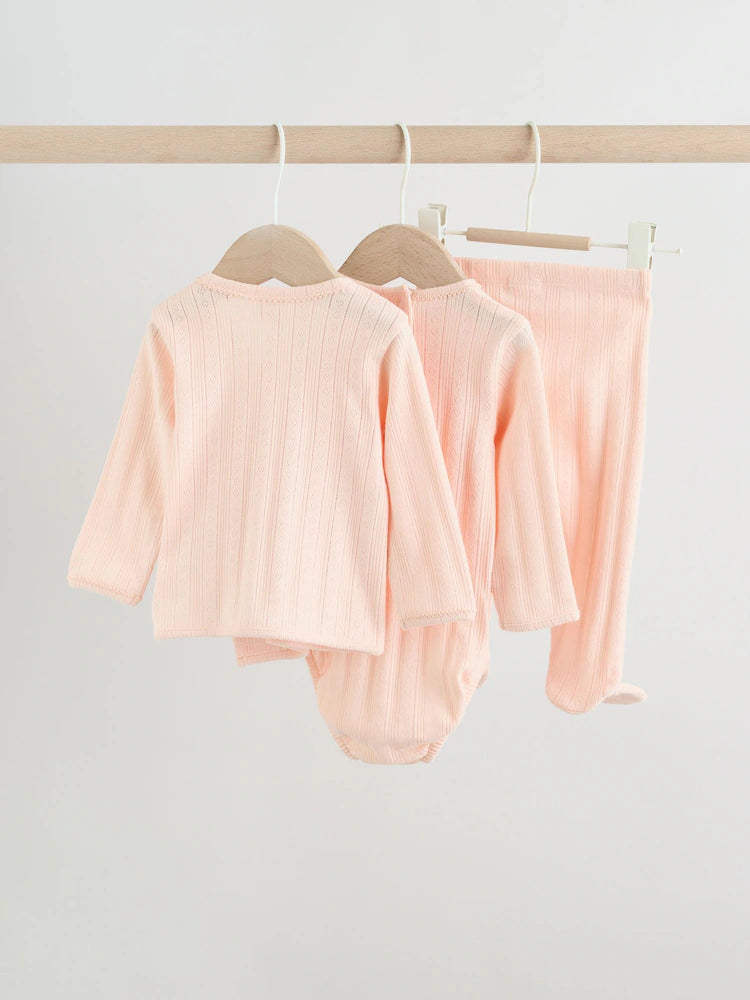|BabyGirl| Conjunto De Bebê De 3 Peças (0-9 meses) Composto Por Body Rosa Com Detalhes em ponto ajour, leggings e casaquinho