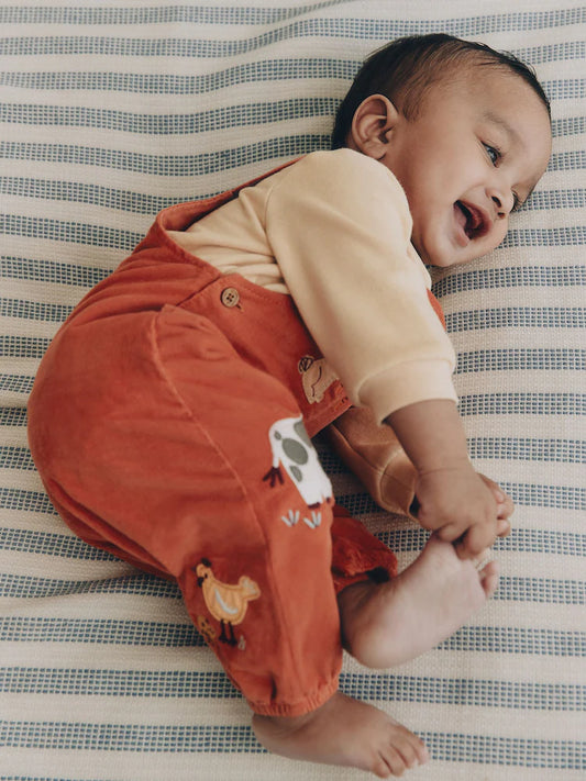 |BabyBoy| Conjunto de Bebê: Jardineira de Veludo Cotelê e Body (Cor: Marrom-Ferrugem) – (0 meses a 3 anos)