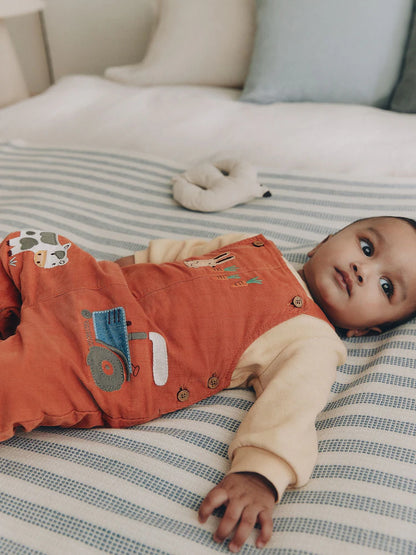 |BabyBoy| Conjunto de Bebê: Jardineira de Veludo Cotelê e Body (Cor: Marrom-Ferrugem) – (0 meses a 3 anos)