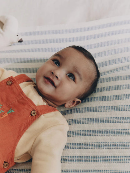 |BabyBoy| Conjunto de Bebê: Jardineira de Veludo Cotelê e Body (Cor: Marrom-Ferrugem) – (0 meses a 3 anos)