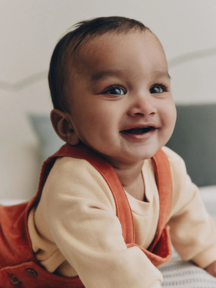 |BabyBoy| Conjunto de Bebê: Jardineira de Veludo Cotelê e Body (Cor: Marrom-Ferrugem) – (0 meses a 3 anos)
