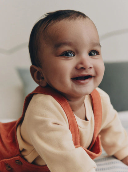 |BabyBoy| Conjunto de Bebê: Jardineira de Veludo Cotelê e Body (Cor: Marrom-Ferrugem) – (0 meses a 3 anos)