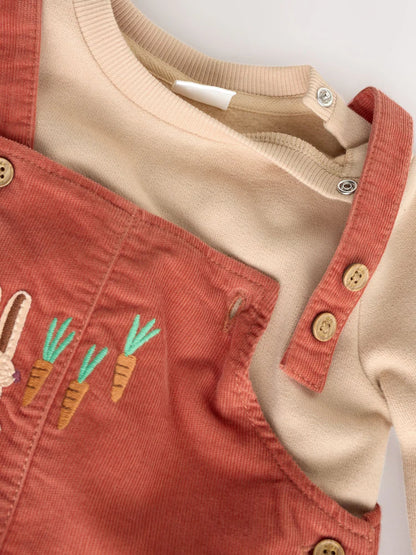 |BabyBoy| Conjunto de Bebê: Jardineira de Veludo Cotelê e Body (Cor: Marrom-Ferrugem) – (0 meses a 3 anos)