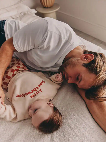 |BabyGirl| Conjunto Para Bebê Com Blusa De Moletom e Leggings "Heartbreaker" Em Tons Neutros/vermelhos (0 meses a 2 anos)