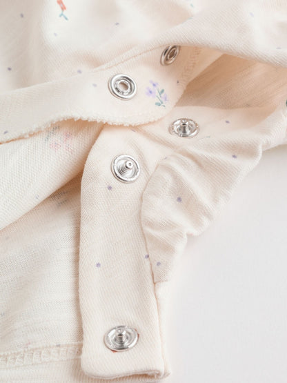 |BabyGirl| Conjunto Com 3 Macacões Florais Lilás e Cru Com Babados Nos Ombros