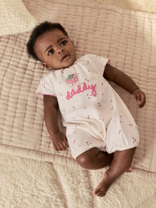 |BabyGirl| Macacão Infantil Em Malha Cor Creme Com Estampa De Frutas Por Toda a Peça e A Frase "Eu amo meu papai"