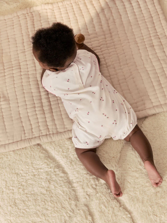 |BabyGirl| Macacão Infantil Em Malha Cor Creme Com Estampa De Frutas Por Toda a Peça e A Frase "Eu amo meu papai"