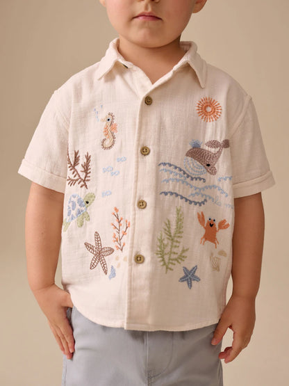 |Boy| Camisa De Manga Curta Bordada Com Tema De Vida Marinha Na Cor Cru (3 meses a 7 anos)