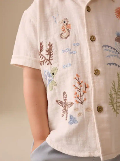 |Boy| Camisa De Manga Curta Bordada Com Tema De Vida Marinha Na Cor Cru (3 meses a 7 anos)