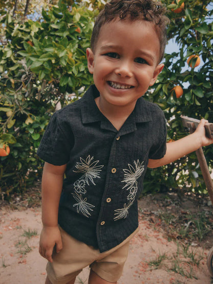 |Boy| Camisa Preta Bordada Com Flores, Manga Curta e Gola Alta