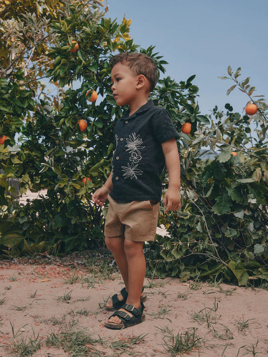 |Boy| Camisa Preta Bordada Com Flores, Manga Curta e Gola Alta